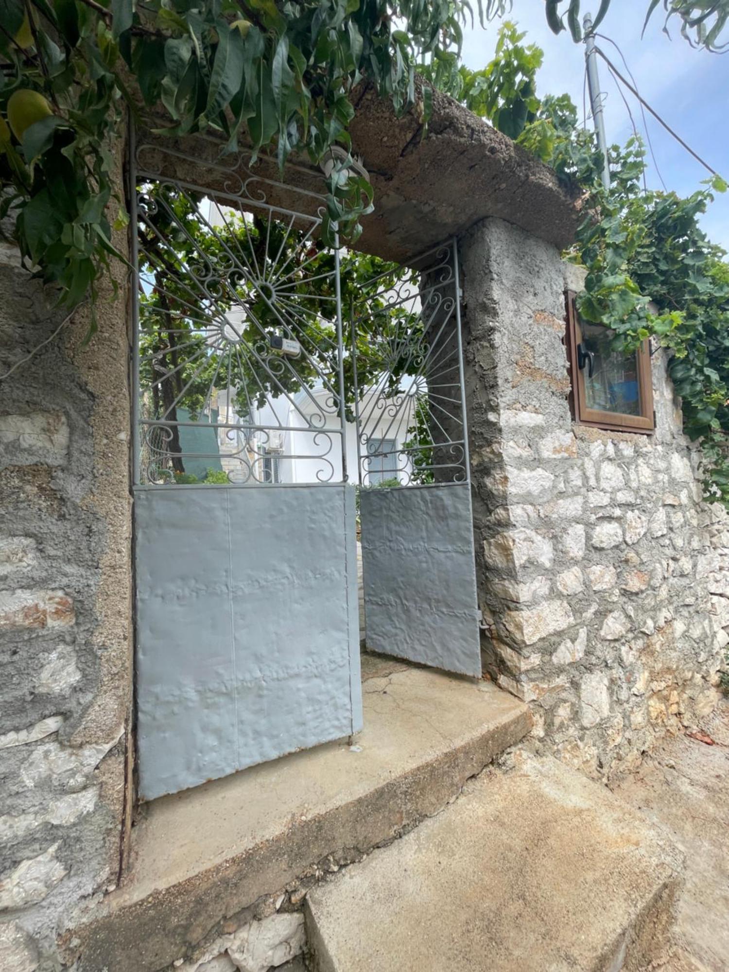 Tasos Rooms Himare Exterior photo
